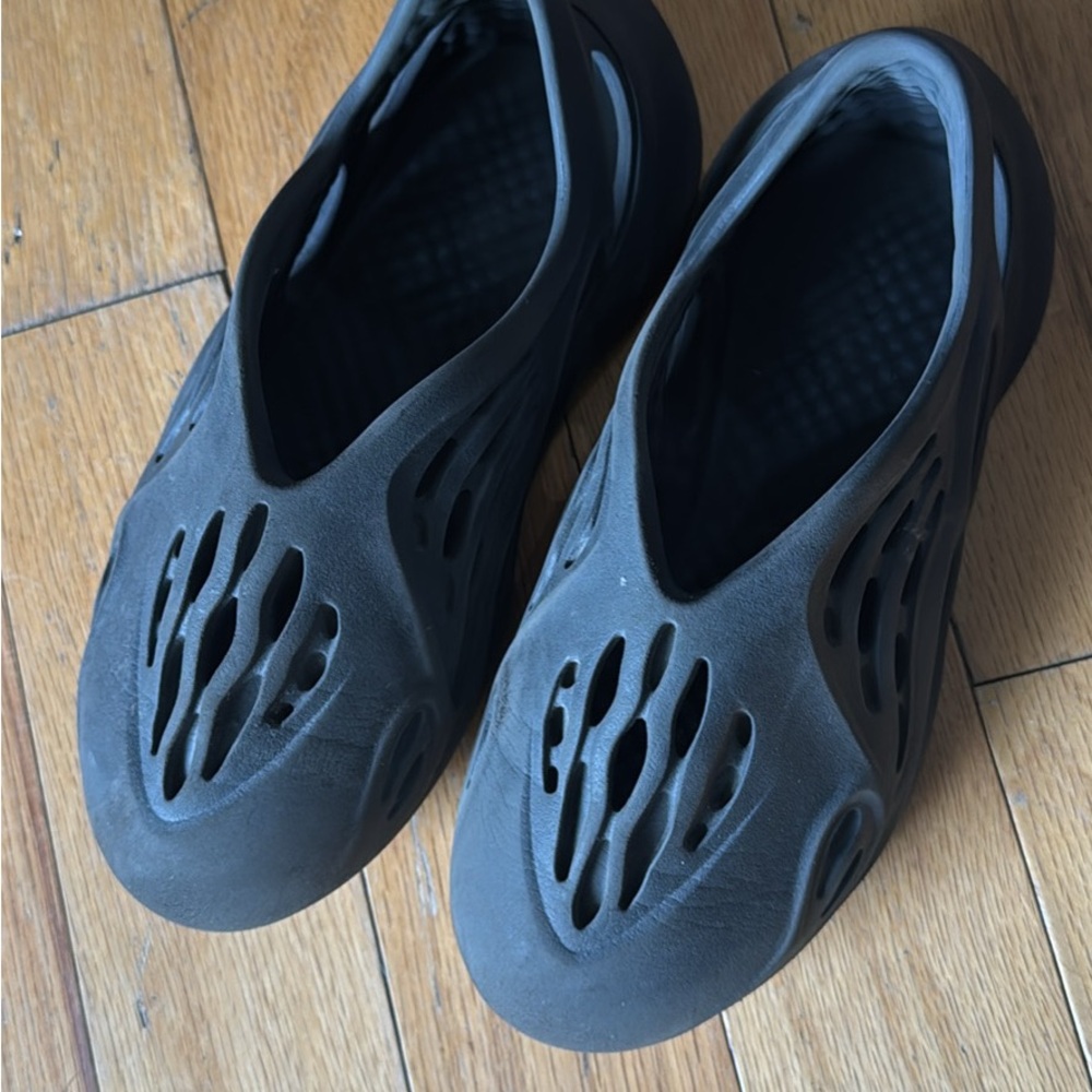 Yeezy foam runners- black size youth 1